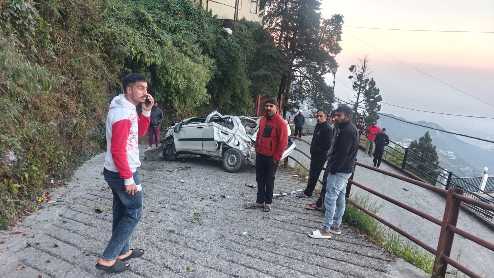 अनियंत्रित होकर खाई में गिरी कार