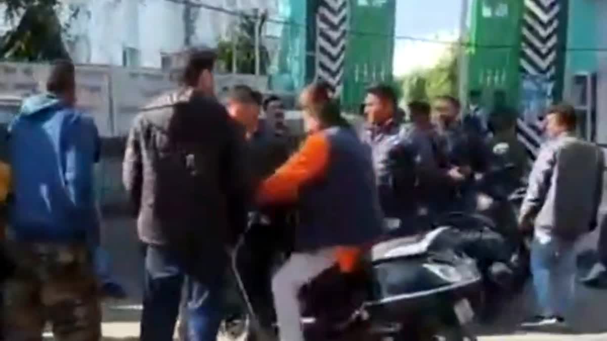 प्रतिबंधित मांस मामलाः हिंदूवादी नेता ने पुलिस को चकमा देकर कोतवाली में किया आत्मसमर्पण