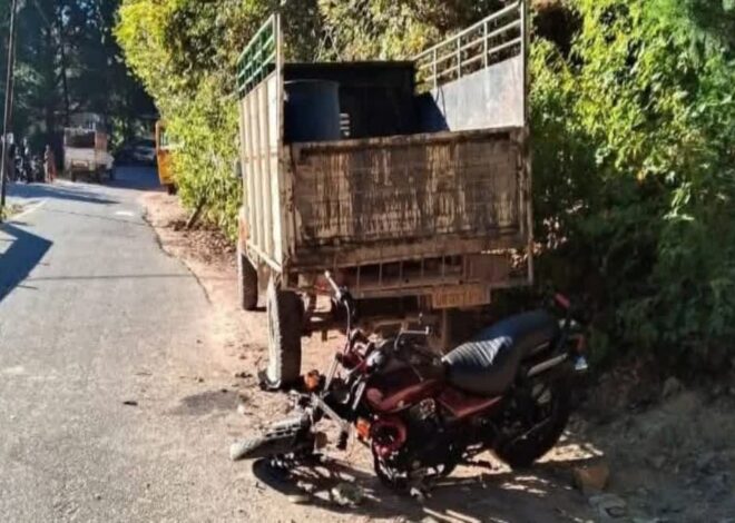 खड़ी पिकअप से टकराई बाइक