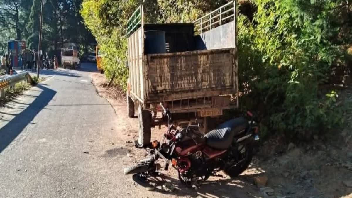 खड़ी पिकअप से टकराई बाइक