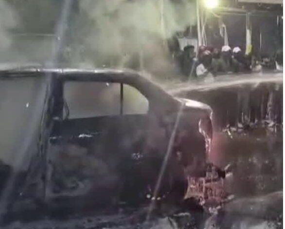 संदिग्ध परिस्थितियों में तीन लग्जरी गाड़ियों में लगी आग