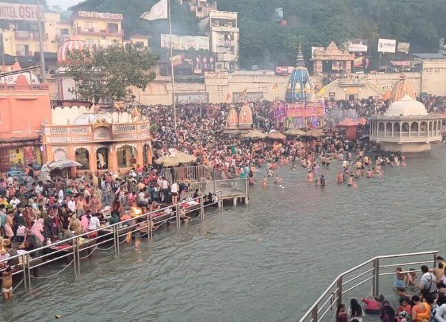 कार्तिक पूर्णिमा के मौके पर श्रद्धालुओं ने गंगा में लगाई आस्था की डूबकी