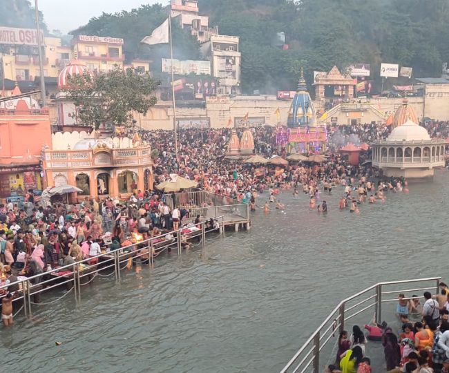 कार्तिक पूर्णिमा के मौके पर श्रद्धालुओं ने गंगा में लगाई आस्था की डूबकी