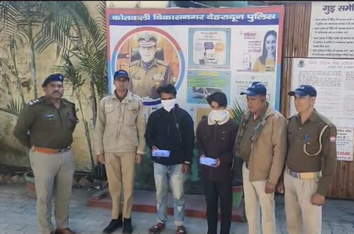 बुर्जुग से पैसे छीनने के आरोपीे दो सगे भाई गिरफ्तार