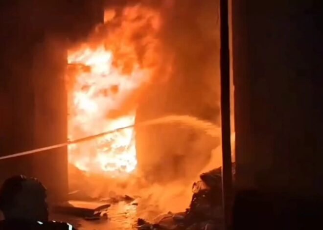 गैस गोदाम के सामने कबाड़ गोदाम में लगी भीषण आग