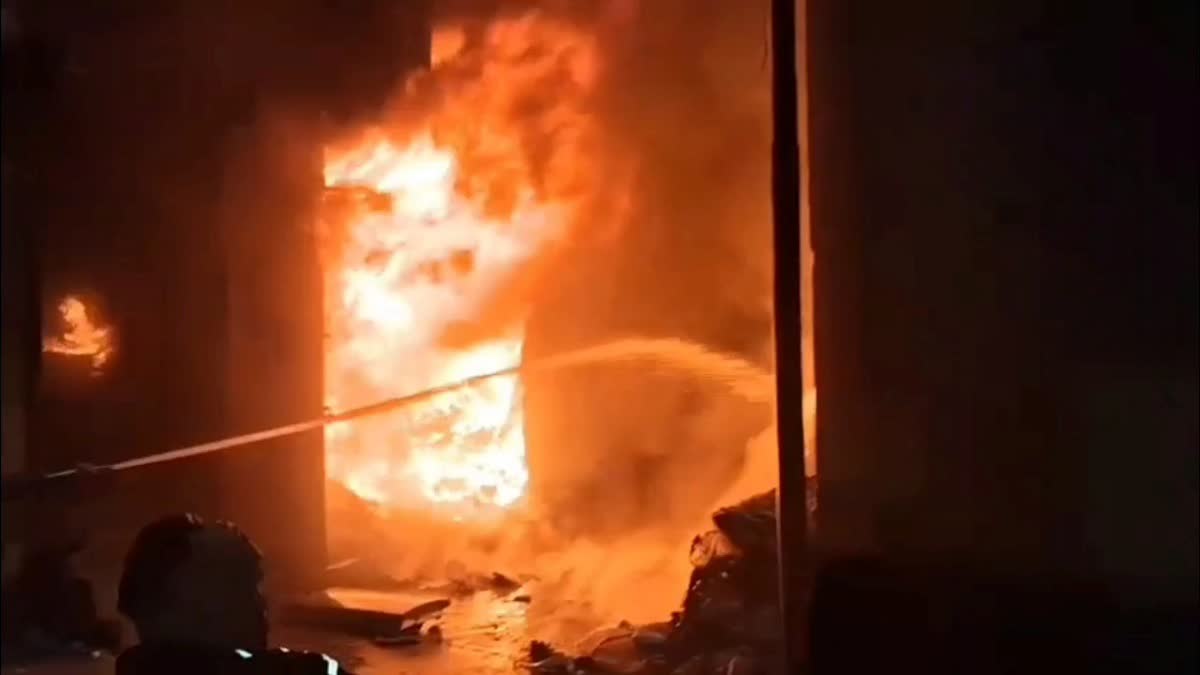 गैस गोदाम के सामने कबाड़ गोदाम में लगी भीषण आग