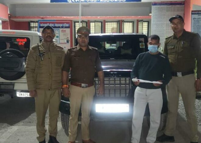 हाथों में चापड़ लेकर वाहन चलाने वाला गिरफ्तार