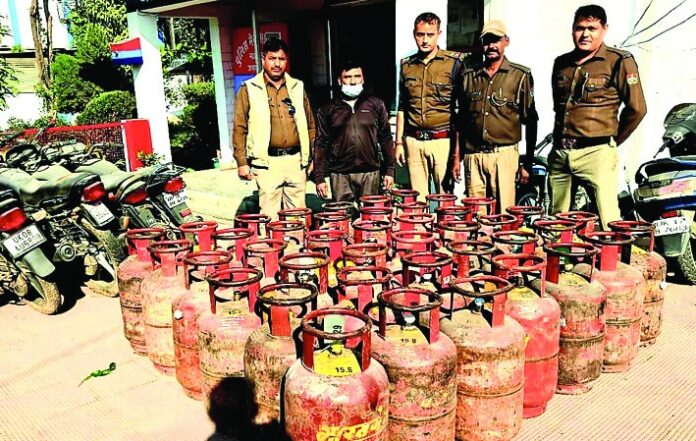 अवैध सिलेण्डर के कारोबार का पर्दाफाश,