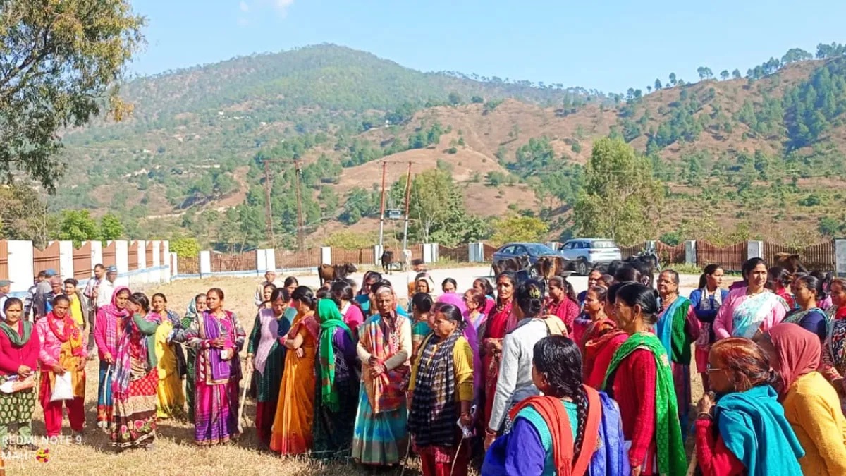 गोवंश संरक्षण में लापरवाही पर महिलाओं ने प्रदर्शन कर दिया धरना