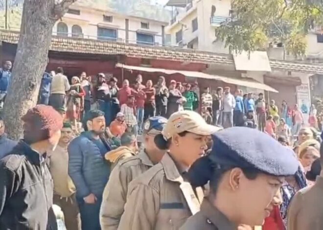 जंगली जानवरों के हमलों से परेशान ग्रामीणों ने लगाया राष्ट्रीय राजमार्ग पर जाम