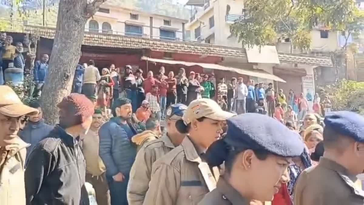 जंगली जानवरों के हमलों से परेशान ग्रामीणों ने लगाया राष्ट्रीय राजमार्ग पर जाम