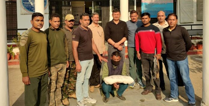 हाथी के दांत के साथ वन्यजीव तस्कर गिरफ्तार