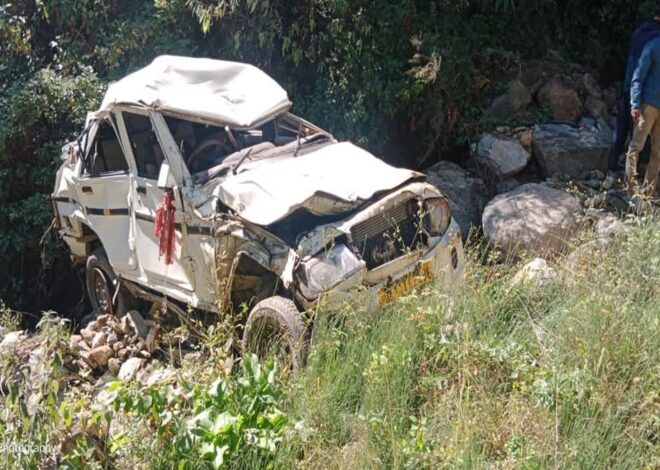 गहरी खाई में गिरी कार