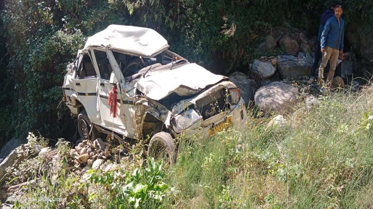 गहरी खाई में गिरी कार