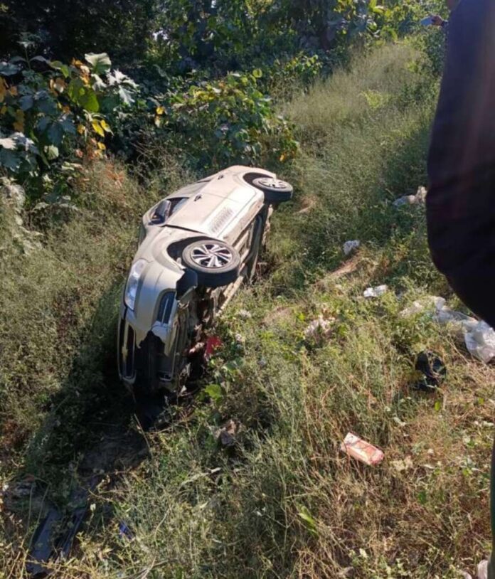 कार खाई में गिरी