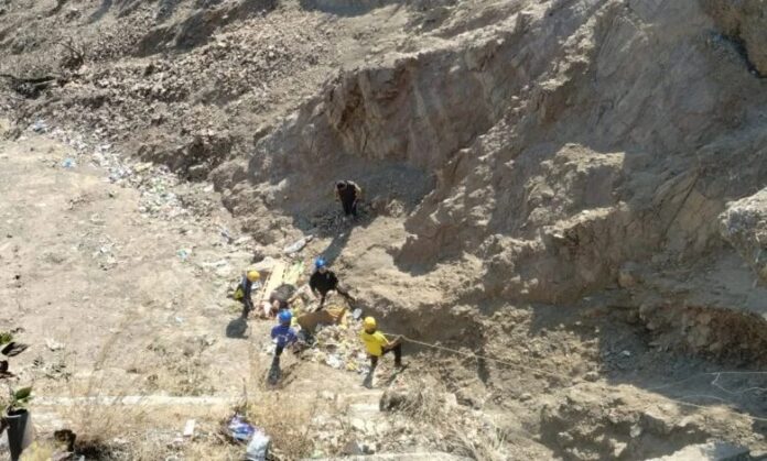 देर रात खाई में गिरी स्कूटी