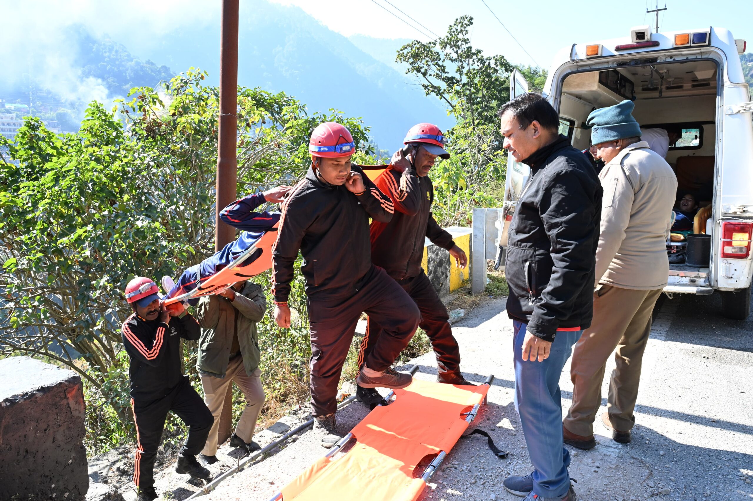 केदारनाथ धाम में फटा ग्लेशियर