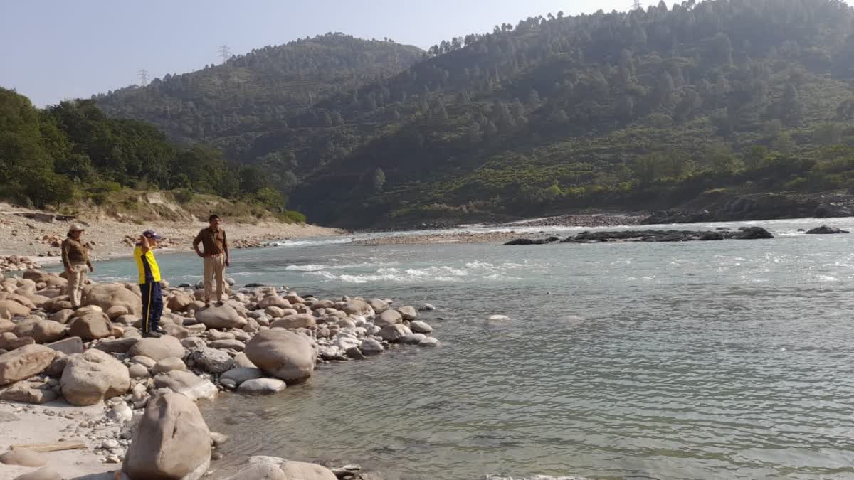 नहाने के दौरान अलकनंदा में डूबे महिला और पुरुष