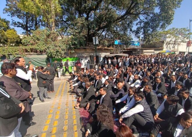 मांगों को लेकर अधिवक्ताओं का धरना दूसरे दिन भी जारी