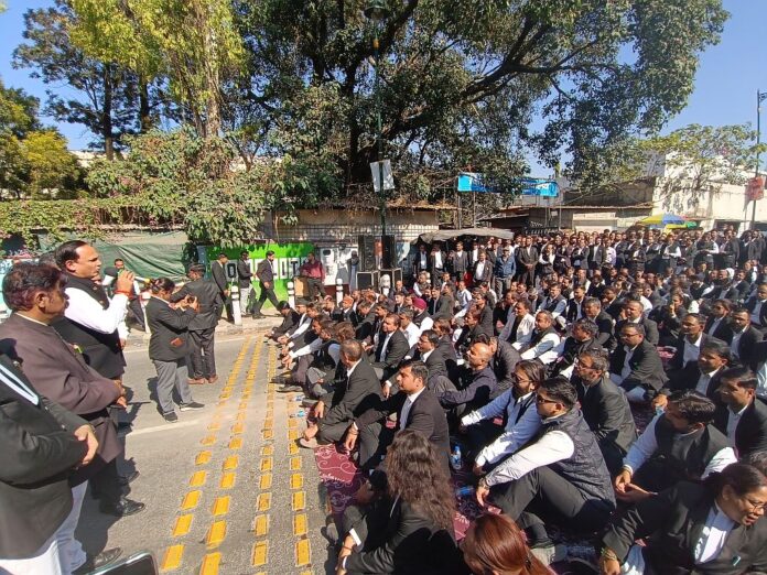 मांगों को लेकर अधिवक्ताओं का धरना दूसरे दिन भी जारी