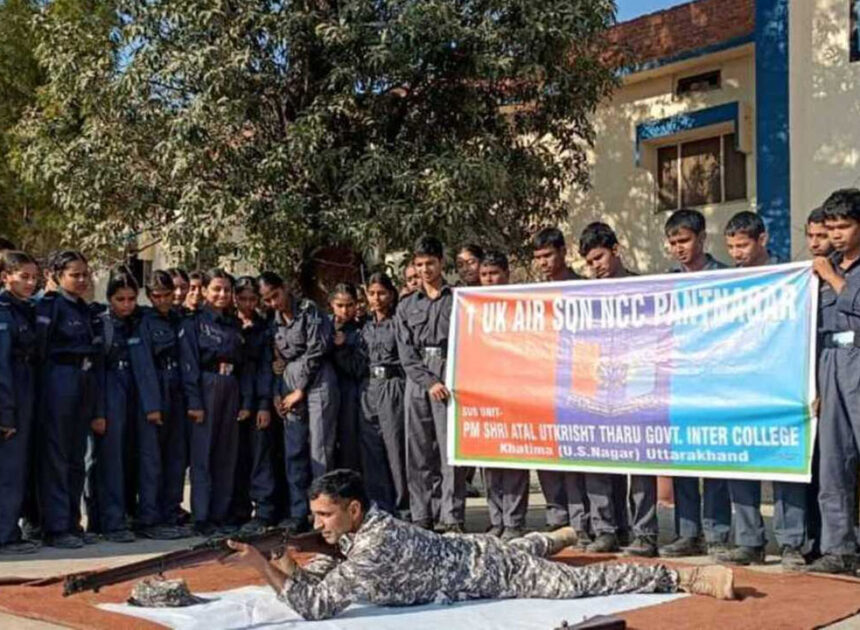 एनसीसी कैडेट्स को दी गई हथियारों की ट्रेनिंग