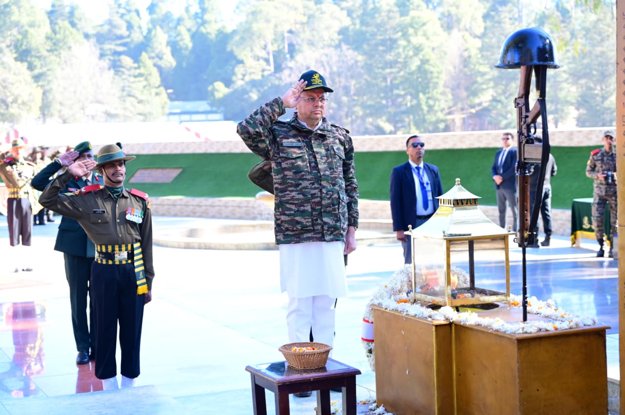 मुख्यमंत्री ने कुमाऊं रेजीमेंट केंद्र रानीखेत पहुंचकर अमर बलिदानियों को अर्पित की श्रद्धांजलि