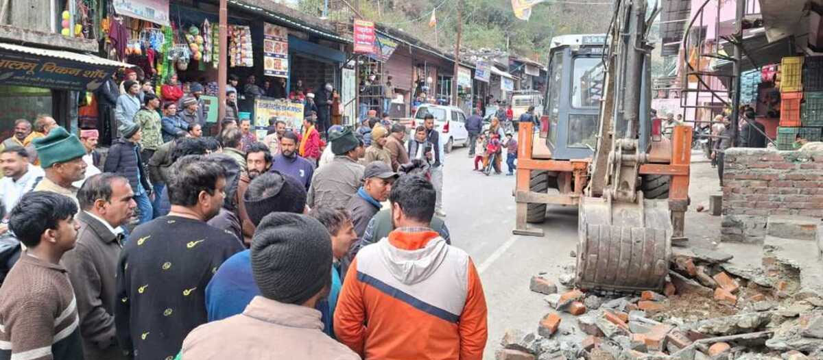 लोनिवि ने चलाया अतिक्रमण के खिलाफ अभियान  