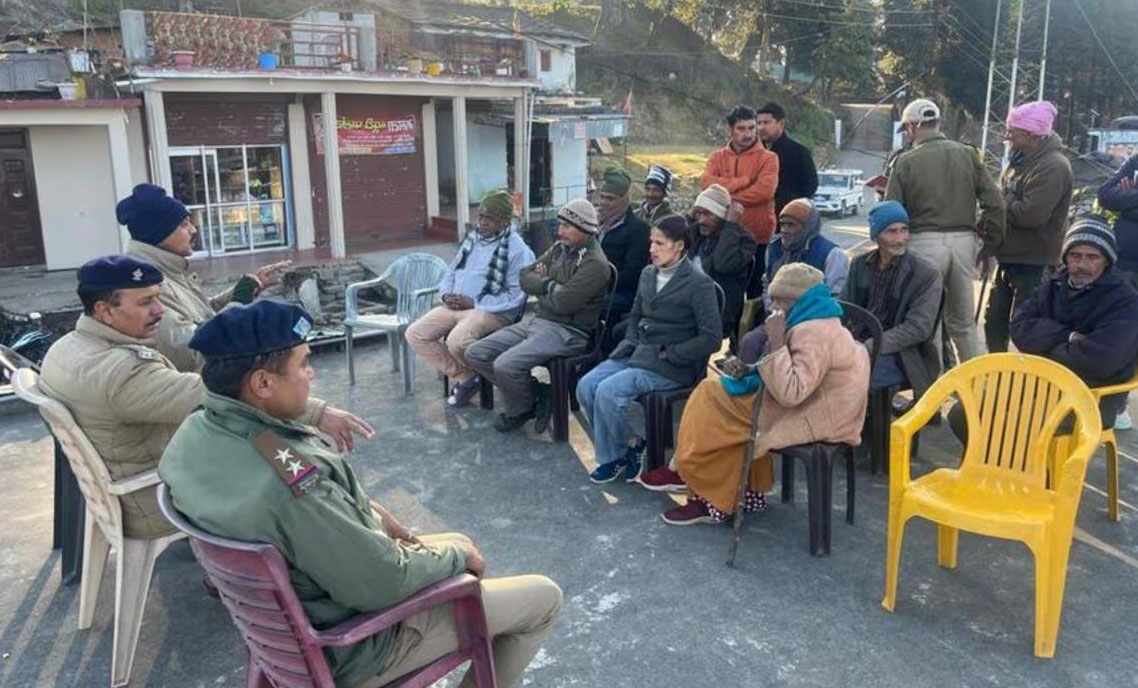 सीमांत मंच चौकी में चौपाल लगाकर दी विभिन्न जानकारियां