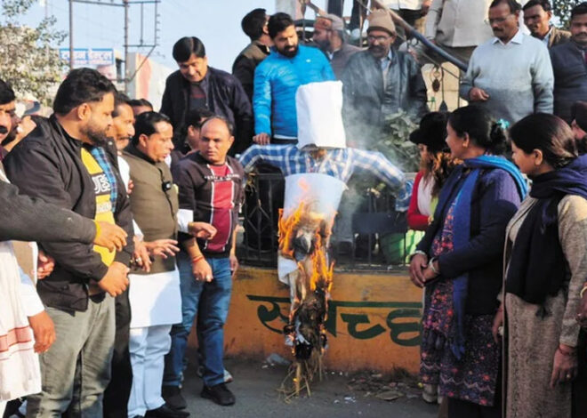 अंकिता हत्याकांड: कांग्रेसियों ने फूंका प्रदेश सरकार का पुतला  