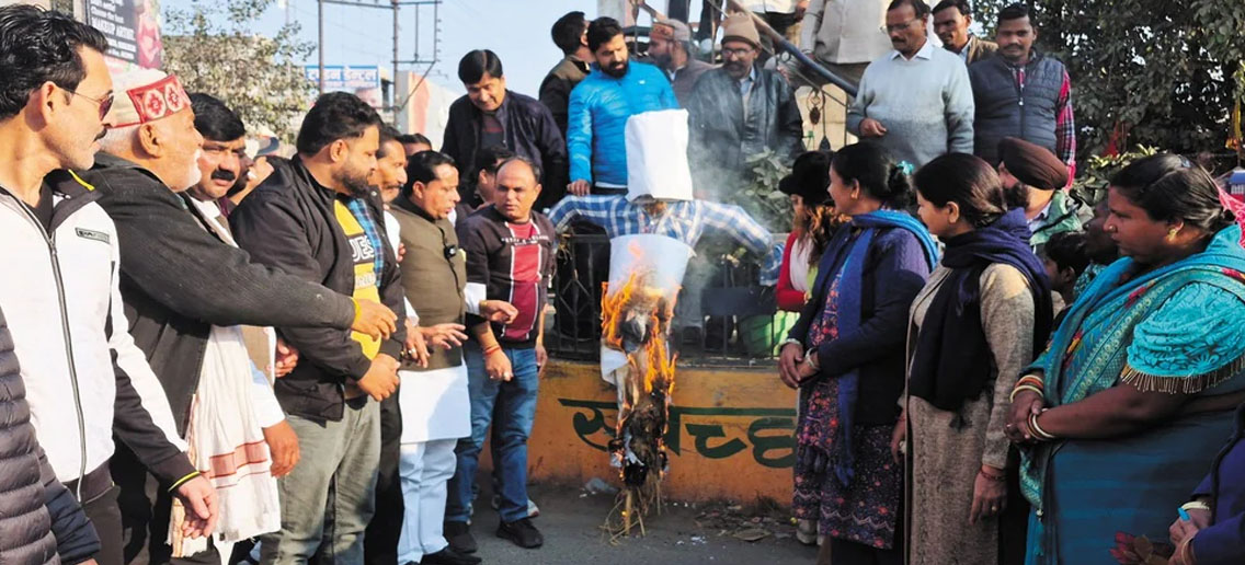 अंकिता हत्याकांड: कांग्रेसियों ने फूंका प्रदेश सरकार का पुतला  