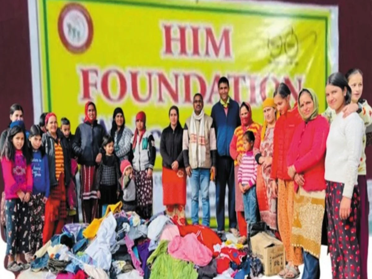 हिम फाउंडेशन संस्था देहरादून के द्वारा चकराता में बांटे गए गरीब लोगो को गरम कपड़े  