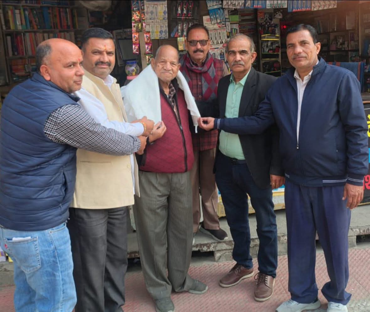 वरिष्ठ साहित्यकार नरेश राजवंशी का किया सम्मान