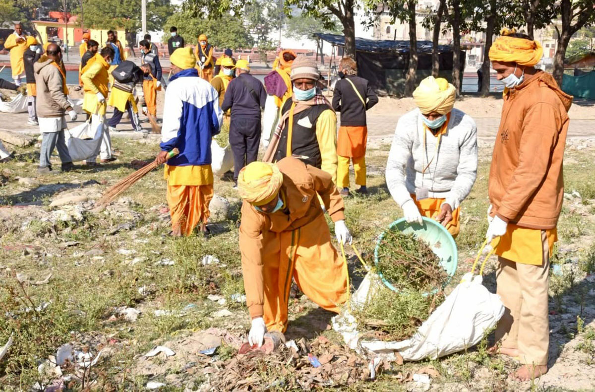 शांतिकुंज: सैकड$ों साधकों ने गंगा घाटों पर चलाया वृहत सफाई अभियान कई टन कचरा हटाया