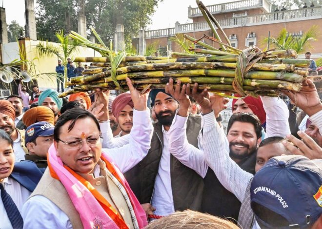 सीएम को गन्ना भेंट करते किसान।