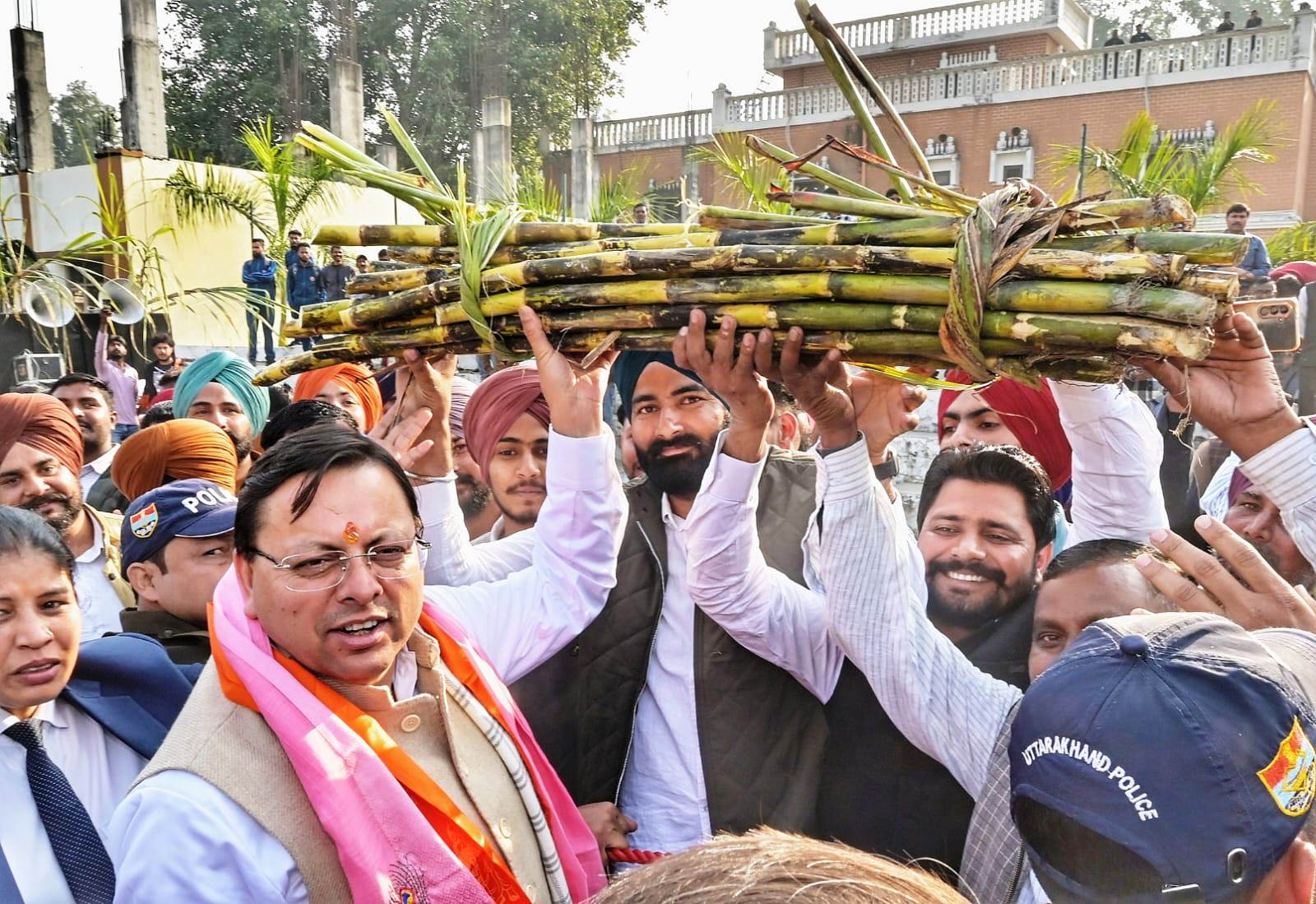 सीएम को गन्ना भेंट करते किसान।