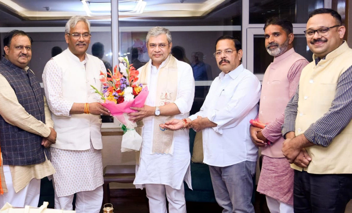 दो एक्सप्रेस ट्रेनों के स्टॉपीट होने पर भाजपाईयों ने जताया सांसद का आभार