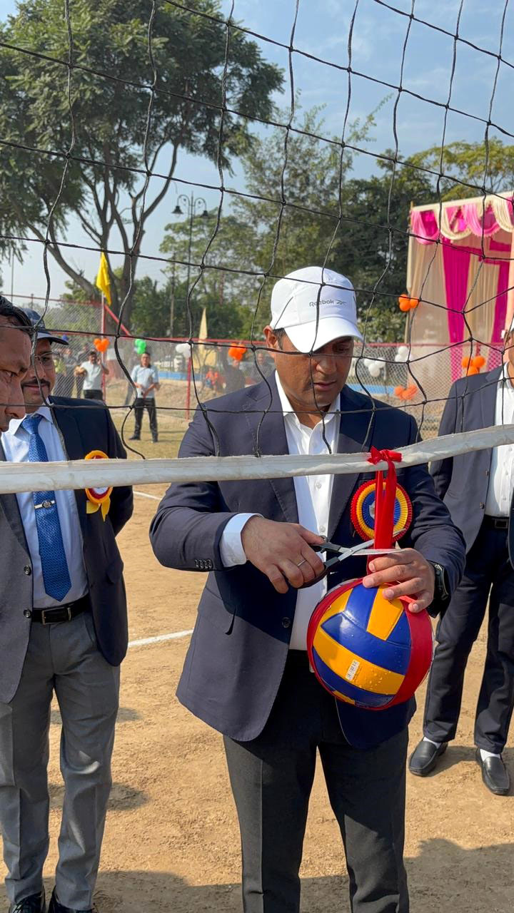 चार दिवसीय प्रतियोगिता का शुभारंभ करते वरिष्ठ पुलिस अधीक्षक प्रमेंद्र सिंह डोबाल।