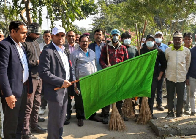 सफाई अभियान को हरी झंडी दिखाते जिलाधिकारी।