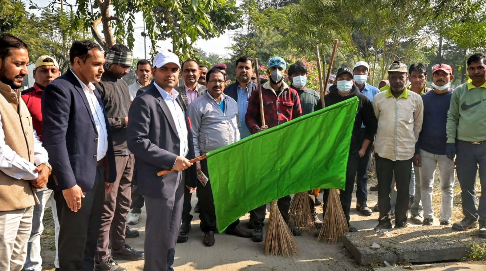 सफाई अभियान को हरी झंडी दिखाते जिलाधिकारी।