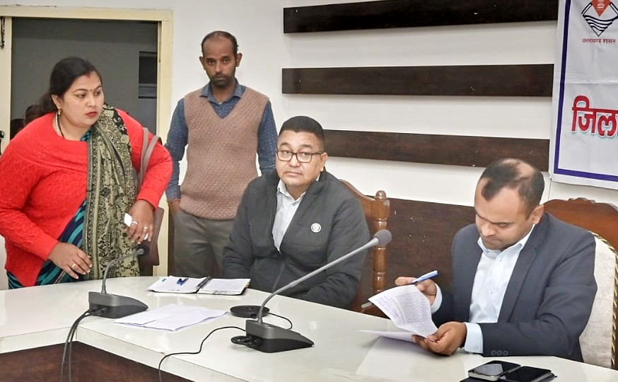 जनता दरबार जनसुनवाई में 8 में 35 समस्याआें का मौके पर ही निराकरण