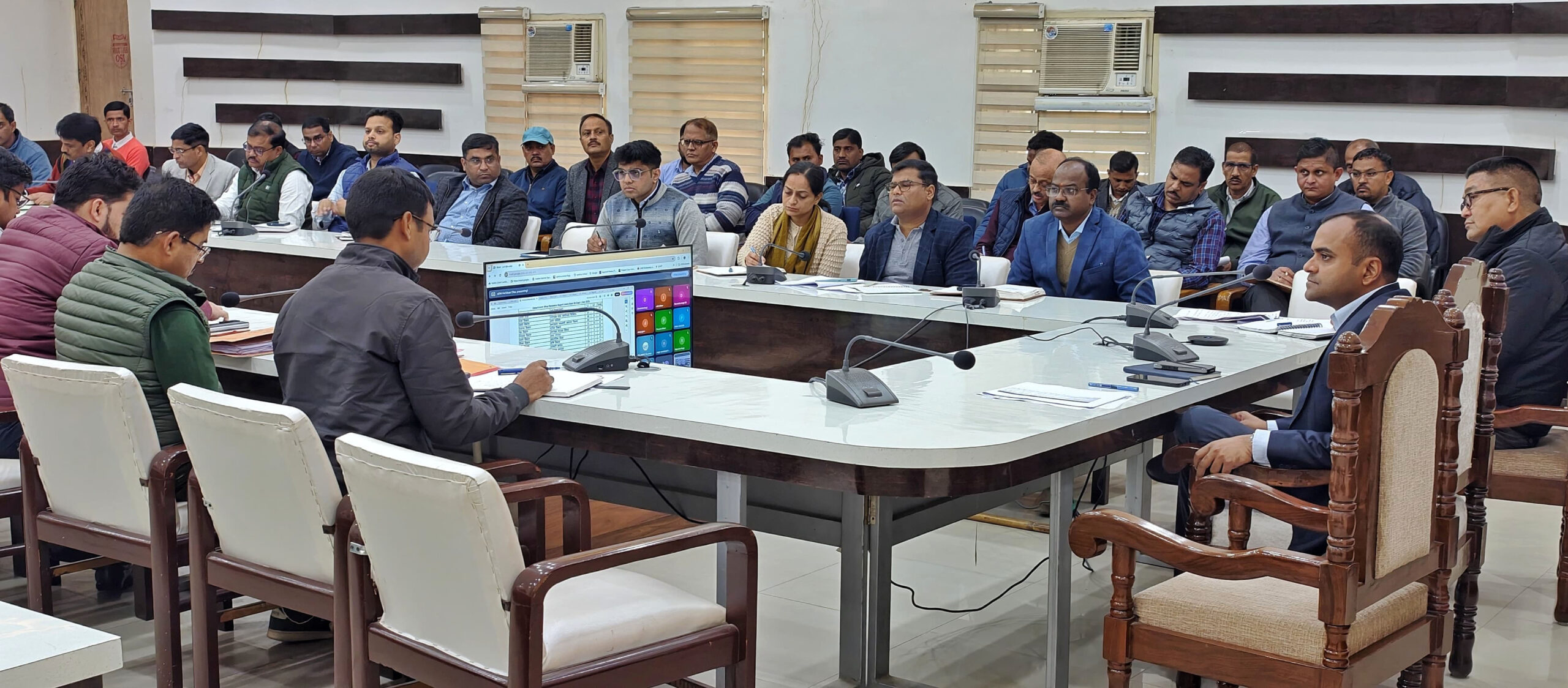 जिला स्तरीय अधिक ारियों की बैठक लेते जिलाधिकारी।
