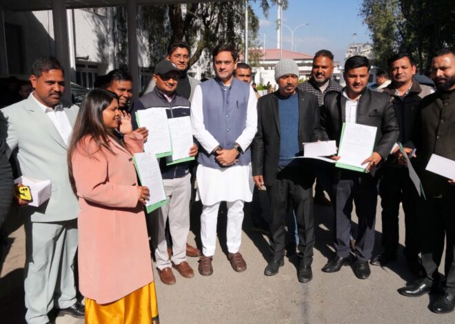 पशुपालन व सेवायोजन विभाग के चयनित कार्मिकों को नियुक्ति पत्र वितरित किये———————01से 04 देहरादून(आरएनएस)।  प्रदेश के पशुपालन मंत्री सौरभ बहुगुणा ने विधान सभा स्थित सभागार कक्ष में पशुपालन विभाग तथा कौशल विकास एवं सेवायोजन विभाग के उत्तराखण्ड अधीनस्थ सेवा चयन आयोग / राज्य लोक सेवा आयोग द्वारा चयनित कार्मिकों को नियुक्ति पत्र वितरित किये।  मंत्री ने पशुपालन विभाग तथा सेवायोजन विभाग में नियुक्ति पाने वाले कार्मिकों को शुभकामनाएं देते हुए कहा कि आप सभी का असल परिश्रम अब शुरू होता है जिसमें आपको अपने विभाग से संबंधित योजनाओं/कार्यों को गति देने का कार्य करना है। उन्होंने उम्मीद जताते हुए कहा कि आपके सहयोग तथा टीम वर्क के साथ ही आपका विभाग प्रगति करेगा।  मंत्री ने पशुपालन विभाग के 16 फार्मासिस्ट तथा सेवायोजन विभाग के 37 फोरमैन अनुदेशकों को नियुक्ति पत्र वितरित किये। उन्होंने कहा कि उत्तराखण्ड राज्य स्थापना के बाद पहली बार सेवायोजन विभाग द्वारा कार्मिकों की भर्ती की गई है। उन्होंने कहा कि हमारी सरकार की सोच हर व्यक्ति को रोजगार से जोड़ने की है इस दिशा में आज यह एक महत्वपूर्ण कदम है।  बैठक में अपर सचिव पशुपालन संतोष बडोनी, निदेशक प्रशिक्षण संजय खेतवाल तथा विभागीय अधिकारीगण उपस्थित रहे।