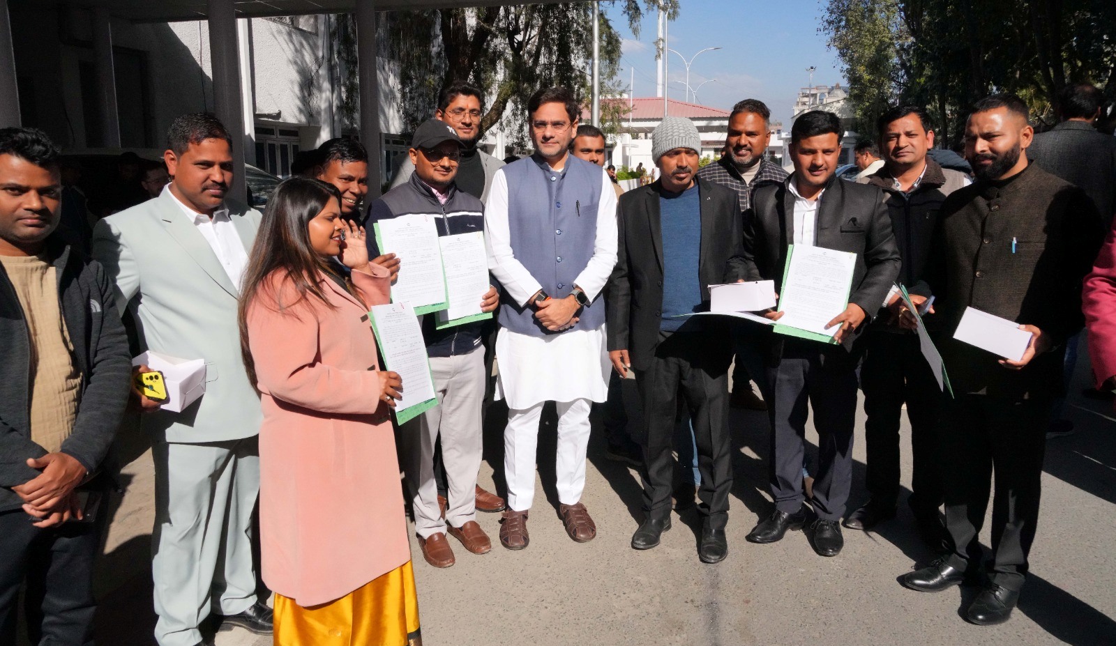 पशुपालन व सेवायोजन विभाग के चयनित कार्मिकों को नियुक्ति पत्र वितरित किये———————01से 04 देहरादून(आरएनएस)।  प्रदेश के पशुपालन मंत्री सौरभ बहुगुणा ने विधान सभा स्थित सभागार कक्ष में पशुपालन विभाग तथा कौशल विकास एवं सेवायोजन विभाग के उत्तराखण्ड अधीनस्थ सेवा चयन आयोग / राज्य लोक सेवा आयोग द्वारा चयनित कार्मिकों को नियुक्ति पत्र वितरित किये।  मंत्री ने पशुपालन विभाग तथा सेवायोजन विभाग में नियुक्ति पाने वाले कार्मिकों को शुभकामनाएं देते हुए कहा कि आप सभी का असल परिश्रम अब शुरू होता है जिसमें आपको अपने विभाग से संबंधित योजनाओं/कार्यों को गति देने का कार्य करना है। उन्होंने उम्मीद जताते हुए कहा कि आपके सहयोग तथा टीम वर्क के साथ ही आपका विभाग प्रगति करेगा।  मंत्री ने पशुपालन विभाग के 16 फार्मासिस्ट तथा सेवायोजन विभाग के 37 फोरमैन अनुदेशकों को नियुक्ति पत्र वितरित किये। उन्होंने कहा कि उत्तराखण्ड राज्य स्थापना के बाद पहली बार सेवायोजन विभाग द्वारा कार्मिकों की भर्ती की गई है। उन्होंने कहा कि हमारी सरकार की सोच हर व्यक्ति को रोजगार से जोड़ने की है इस दिशा में आज यह एक महत्वपूर्ण कदम है।  बैठक में अपर सचिव पशुपालन संतोष बडोनी, निदेशक प्रशिक्षण संजय खेतवाल तथा विभागीय अधिकारीगण उपस्थित रहे।