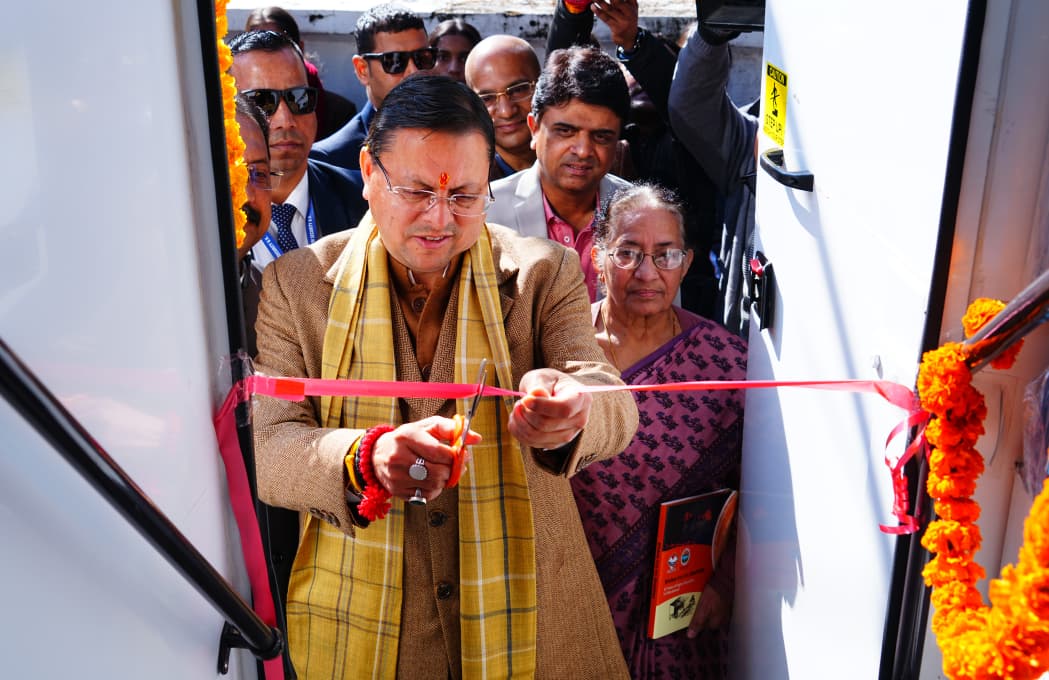 सीएम धामी ने छात्र कौशल संवर्धन हेतु लैब ऑन व्हील्स (इंफोसिस स्प्रिंगबोर्ड) का फ्लैग ऑफ  किया