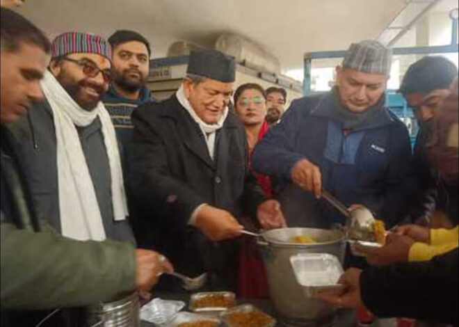 दून अस्पताल में इंदिरा अम्मा कैंटीन बंद के विरोध स्वरूप खिचड़ी बांटी