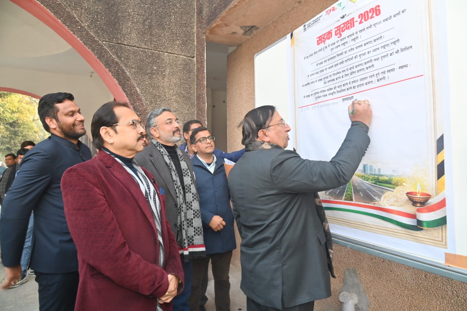 जनजागरूकता अभियान चलाकर सड़क दुर्घटनाओं में कमी लाए अधिकारी