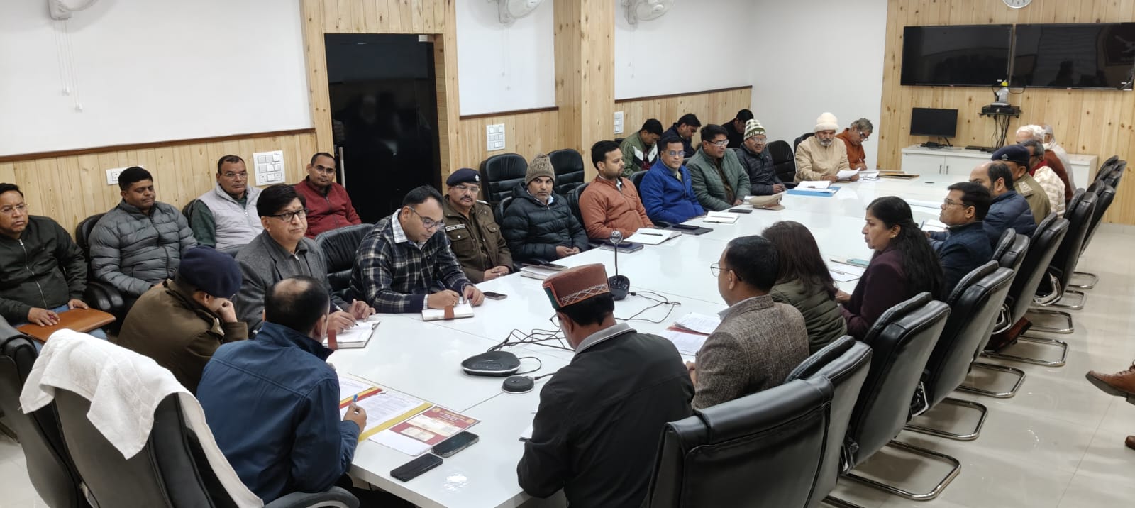 बैठक में जिलाधिकारी ने संबंधित अधिकारियों को निर्देश दिए है