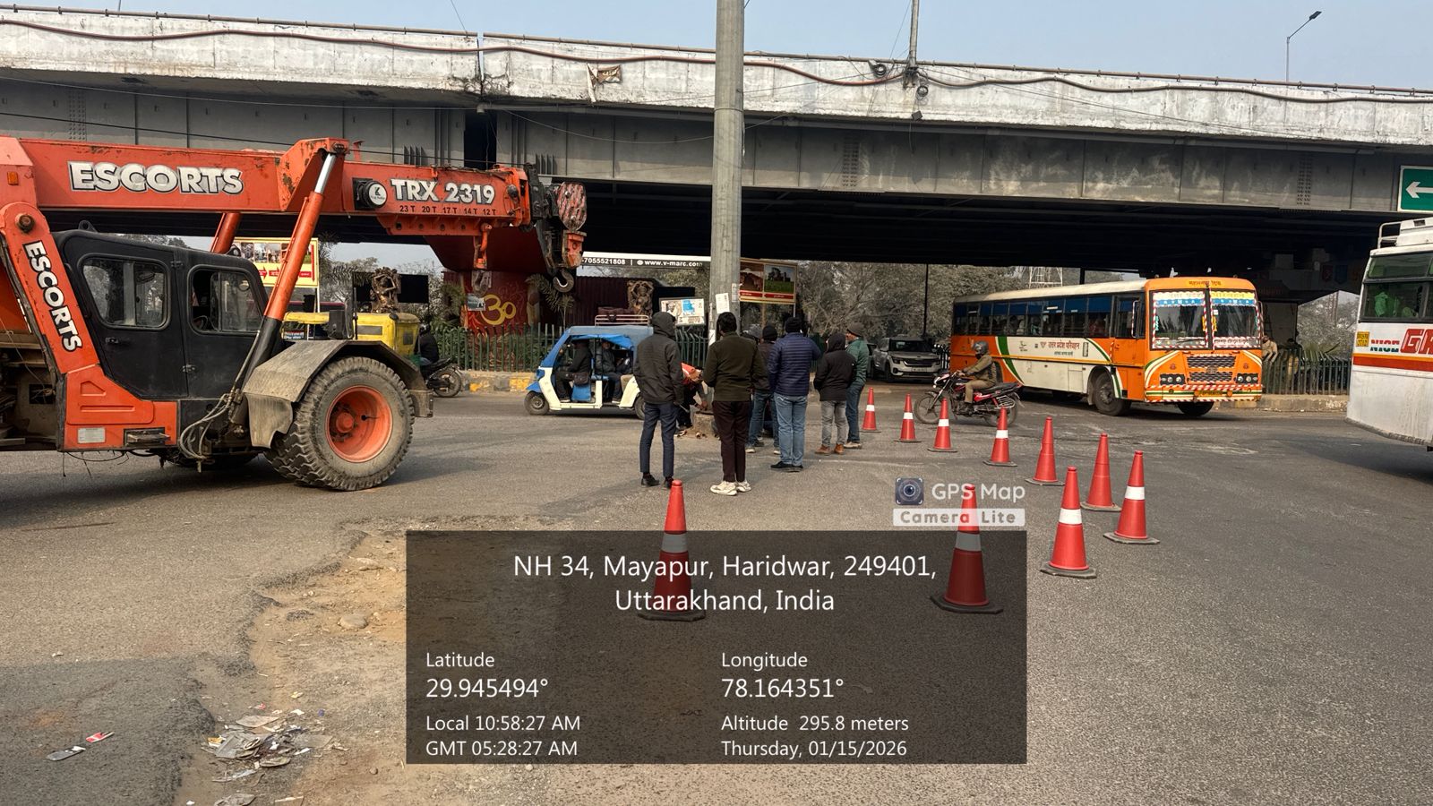 सुरक्षित याता यात के दृष्टिगत जिलाधिकारी मयूर दीक्षित के निर्देशन में एन एच ए आई द्वारा हटाया गया हाईमाक्स विधुत पोल