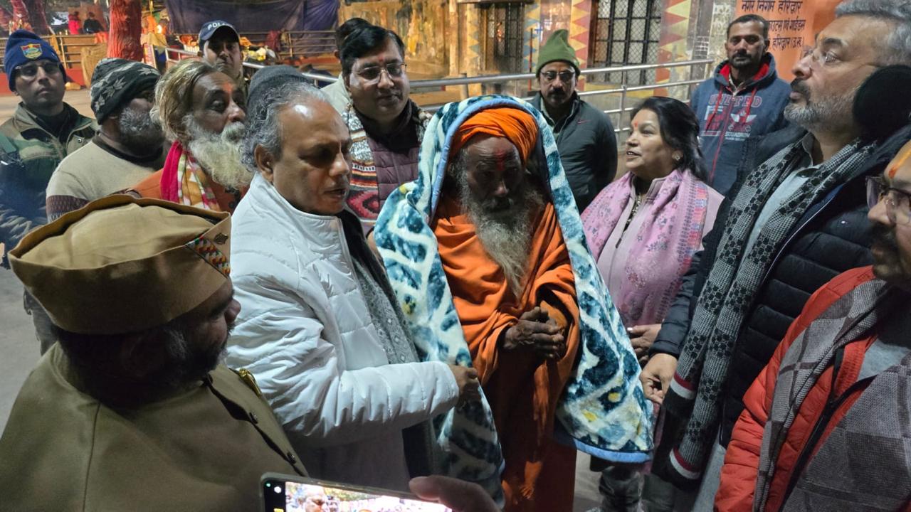 शीतलहर से राहत एवं बचाव के लिए देर रात्रि को गरीब व्यक्तियों के बीच पहुंचे उपाध्यक्ष आपदा प्रबंधन विनय रोहिला