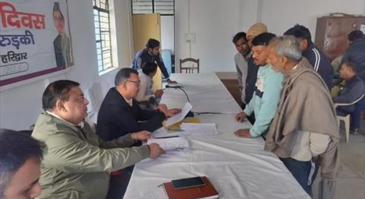 आवारा कुत्तों से परेशान मोहल्लेवासी